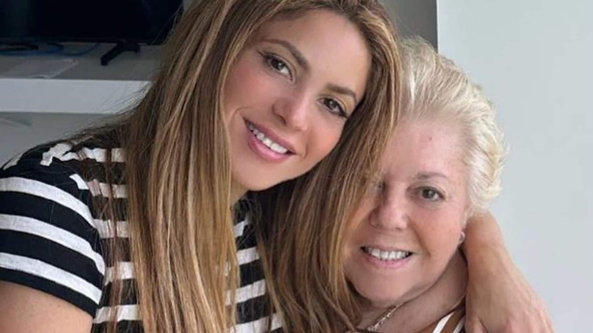 Shakira’s mom spotted at her first concert in Barranquilla, singing along to ‘Antología’