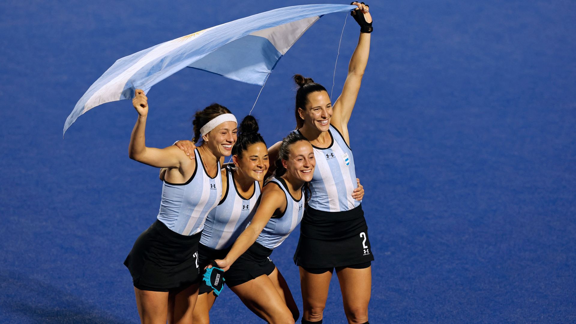 Argentina's players celebrate after winning the field hockey women's team gold medal match against the United States during the Pan American Games Santiago 2023, at the Field Hockey Sports Centre of the National Stadium Sports Park in Santiago on November 4, 2023. Argentina won 2-1. 