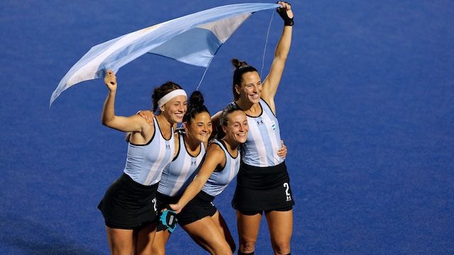 Argentina's players celebrate after winning the field hockey women's team gold medal match against the United States during the Pan American Games Santiago 2023, at the Field Hockey Sports Centre of the National Stadium Sports Park in Santiago on November 4, 2023. Argentina won 2-1. 