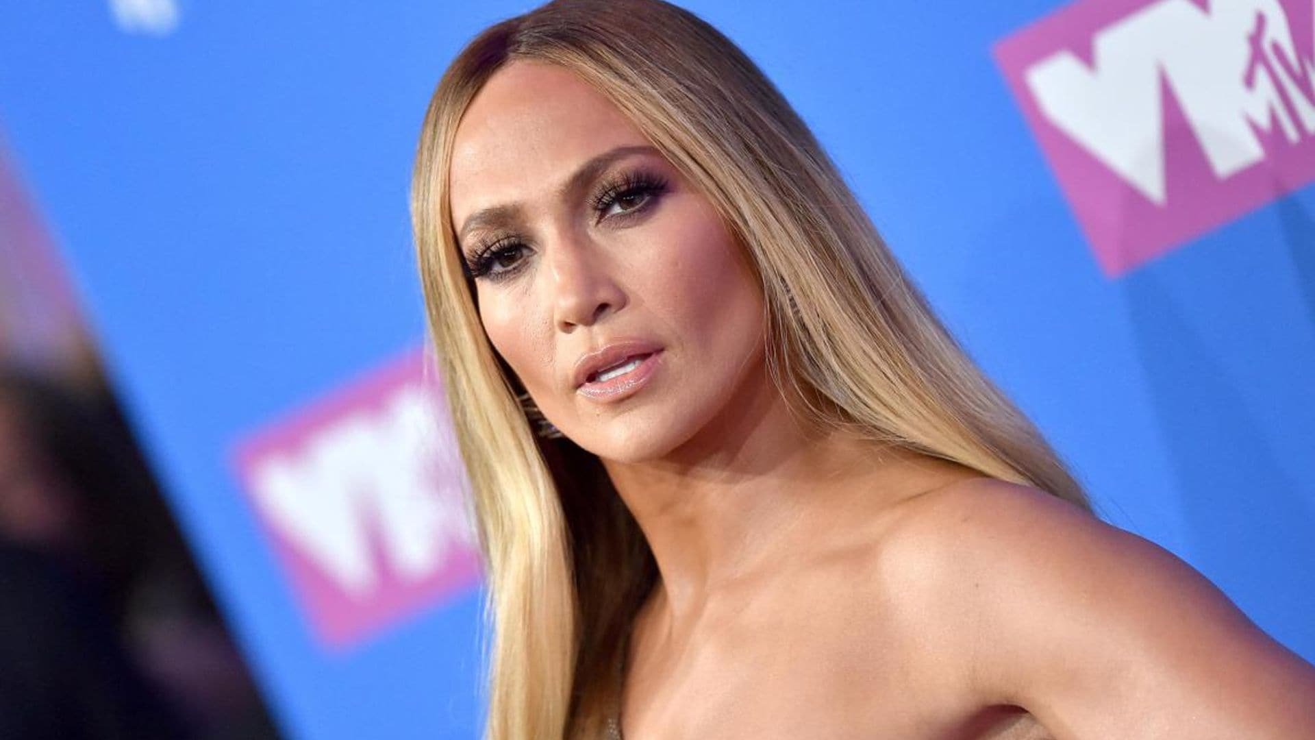 Jennifer Lopez rocks an ‘80’s inspired shaggy hairstyle