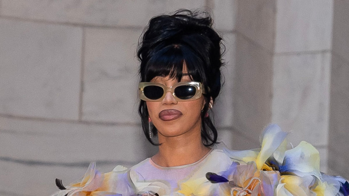 https://www.hola.com/us/horizon/landscape/9cb472bd13f9-new-york-new-york-cardi-b-attends-the-marc-jacobs-fashion-show-at-the-new-york-p.jpg?im=Resize=(1200)