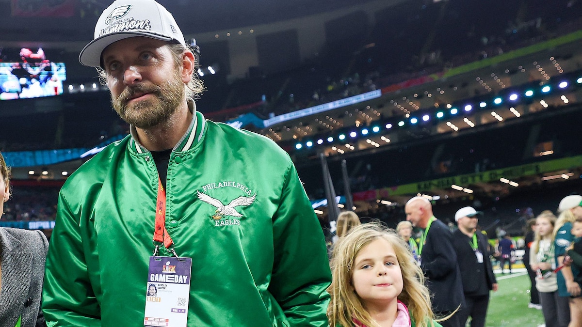 https://www.hola.com/us/horizon/landscape/9de89c6df91e-new-orleans-louisiana-actor-bradley-cooper-walks-across-the-field-after-the-phil.jpg?im=Resize=(1200)