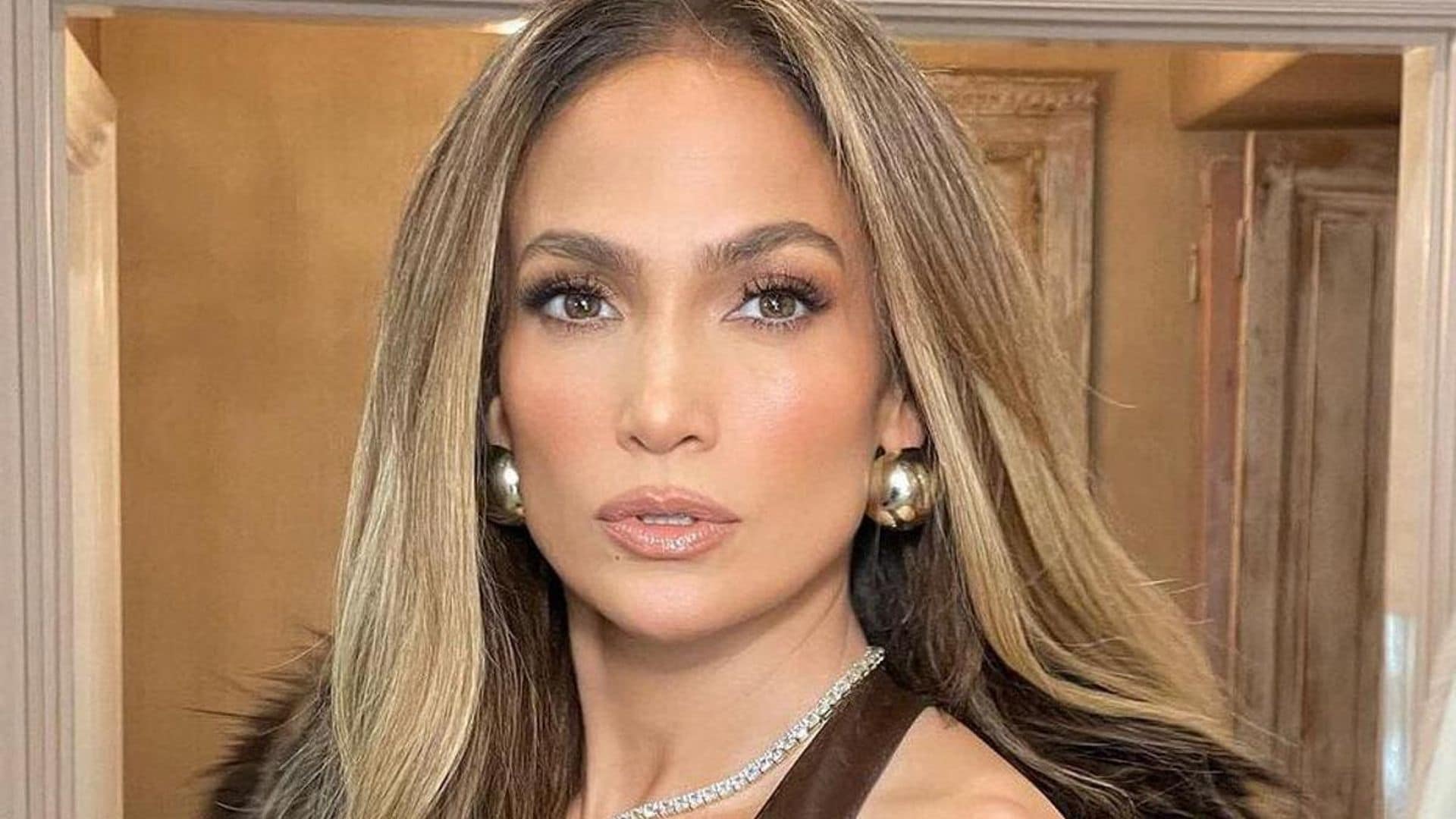 Jennifer Lopez shows off her signature casual chic look in latest photo