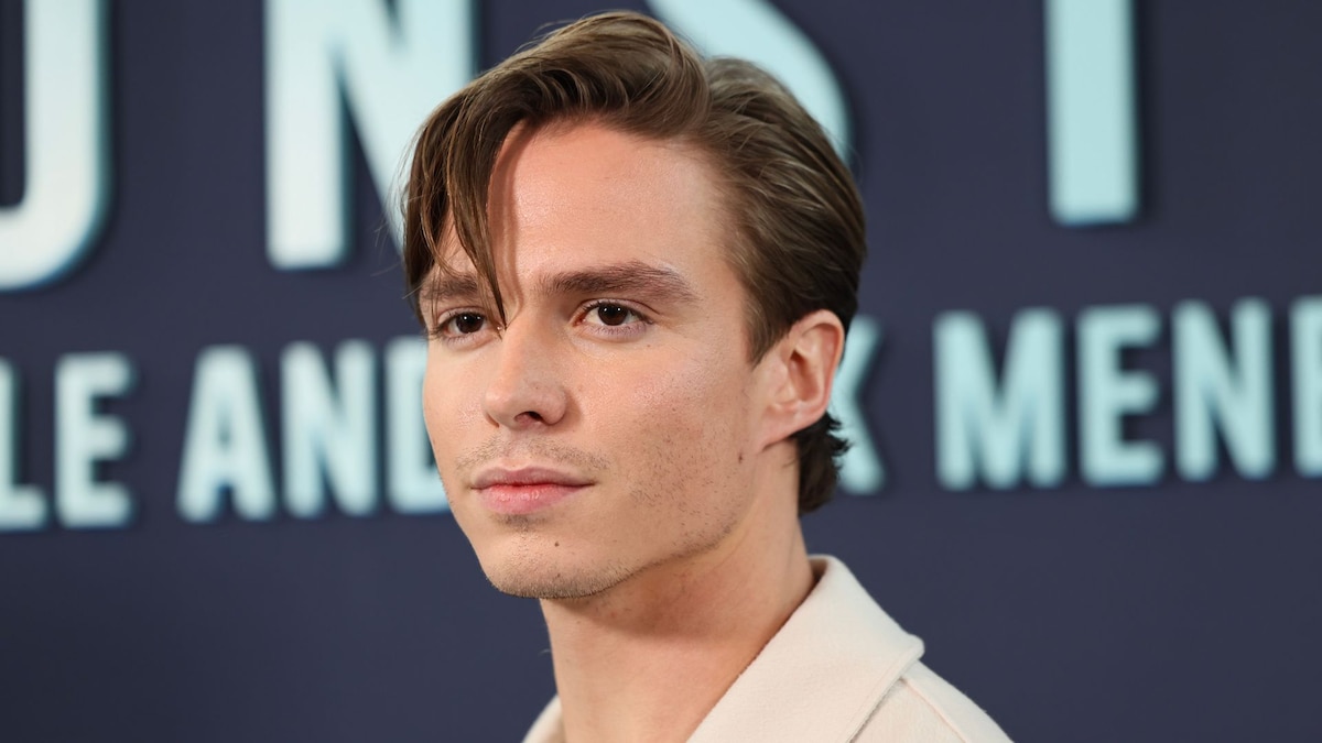 https://www.hola.com/us/horizon/landscape/a3507cf1301d-hollywood-california-nicholas-alexander-chavez-attends-netflixs-fysee-showcase-p.jpg?im=Resize=(1200)