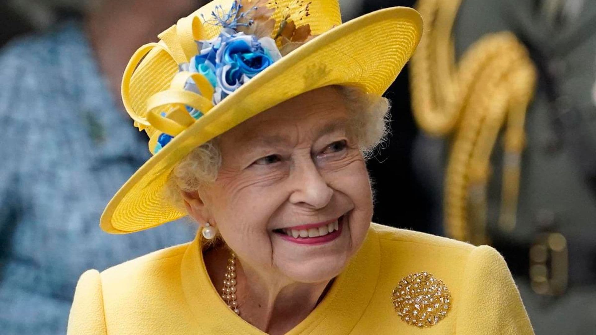 Queen Elizabeth makes surprise appearance in London