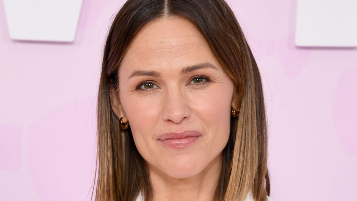 Jennifer Garner looks elegant in trusty skirt and sweater combo