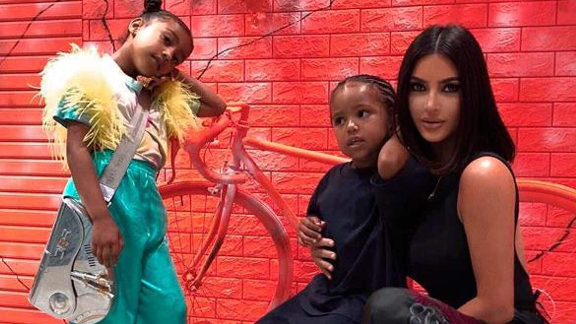 Kim Kardashian con sus hijos en Japon