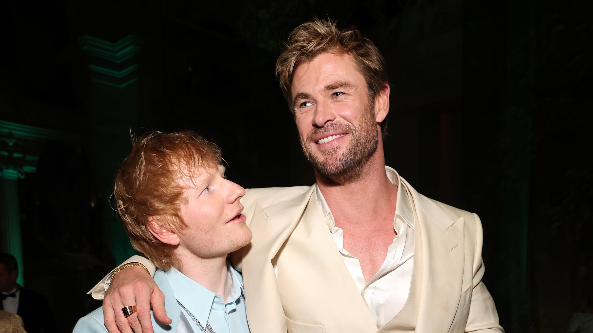 Chris Hemsworth learns how to play the drums and performs with Ed Sheeran for 70k people