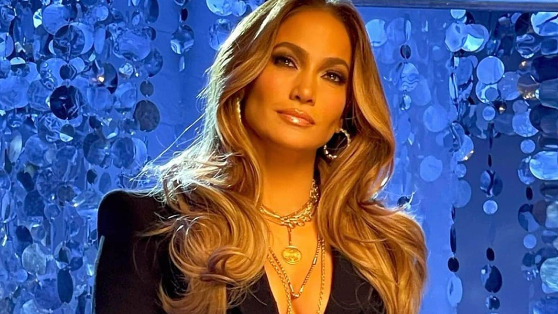 Jennifer Lopez wore the cutest Spring outfit and posed as ‘Lola’: See Pics