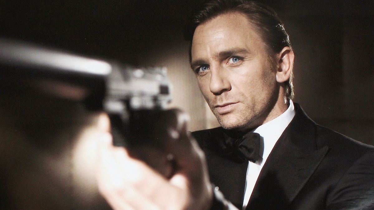 https://www.hola.com/us/horizon/landscape/aea03eaba019-in-this-undated-handout-photo-from-eon-productions-actor-daniel-craig-poses-as-j.jpg?im=Resize=(1200)