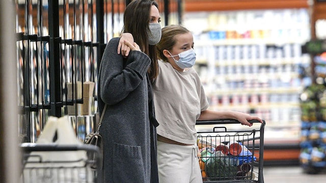 Angelina Jolie makes a last minute grocery run with daughter Vivienne