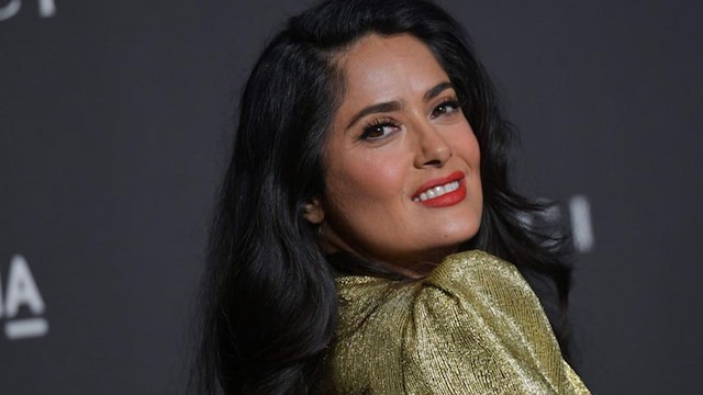 Salma Hayek con vestido dorado