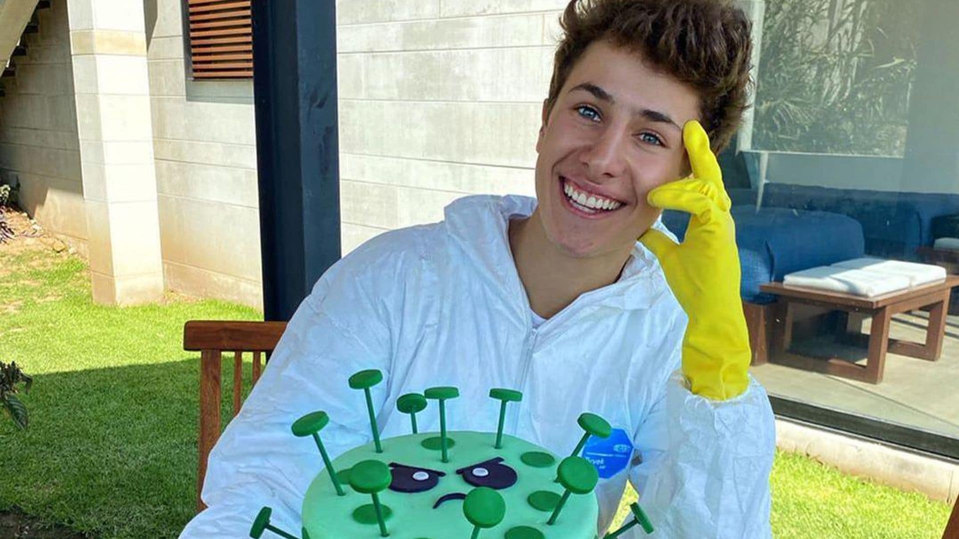 Juanpa Zurita celebrates his birthday from quarantine and things get messy