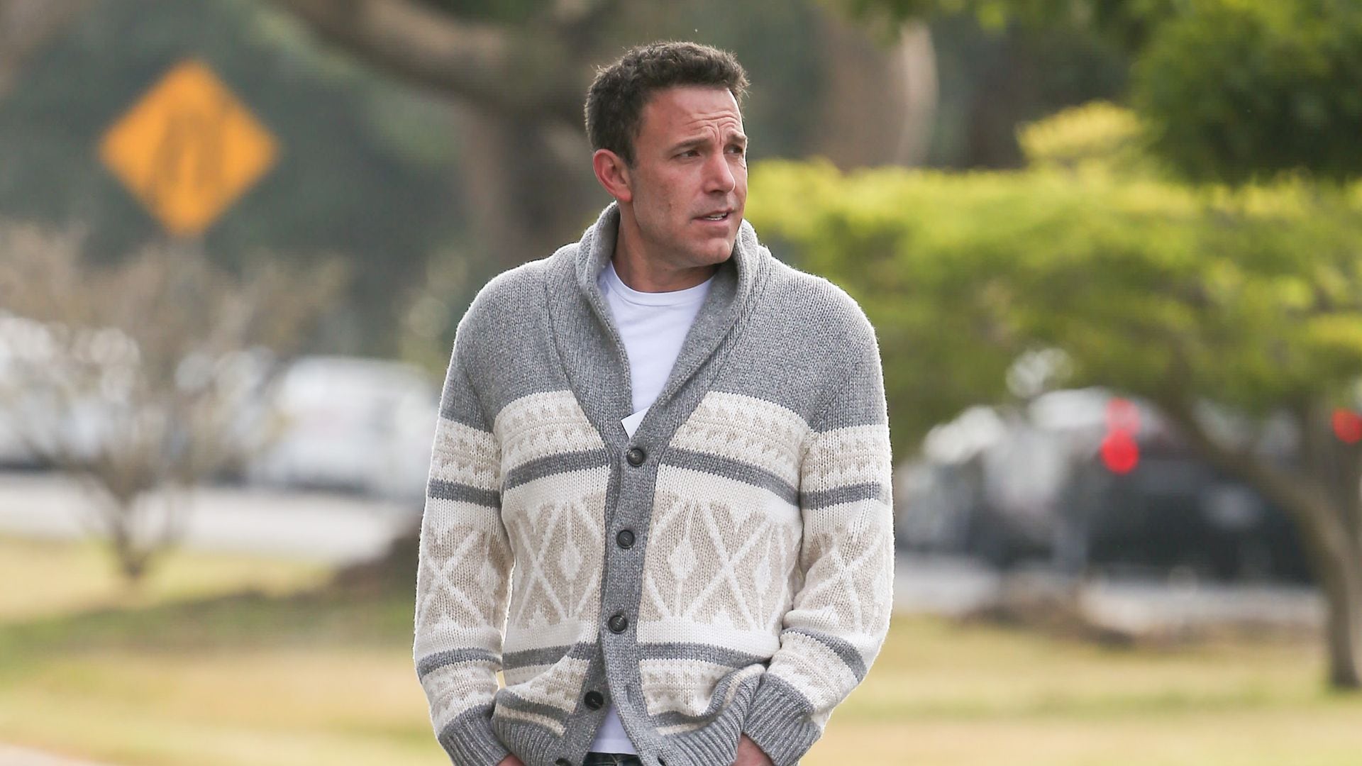 Ben Affleck was spotted without his wedding band while having lunch with his daughter