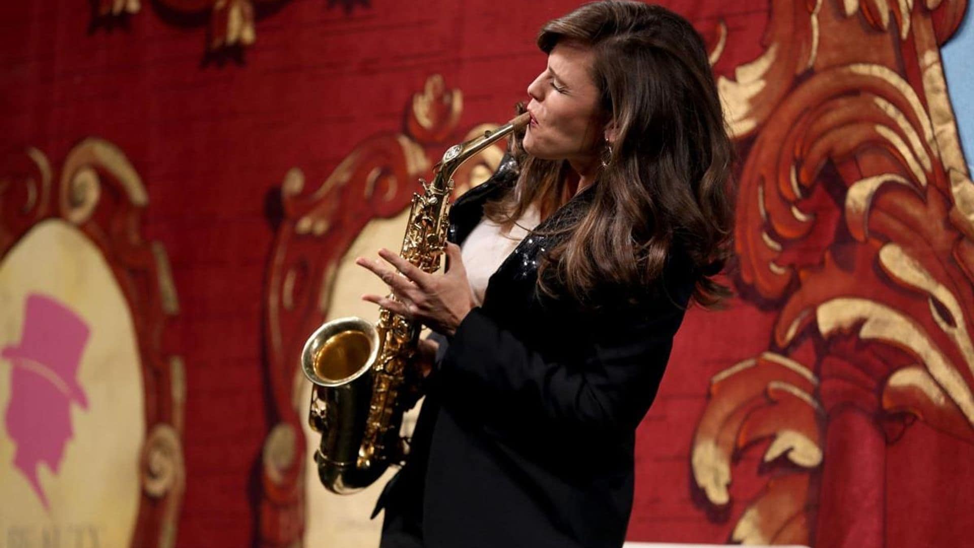 Jennifer Garner proudly plays the saxophone during Hasty Pudding’s Woman of the Year ceremony