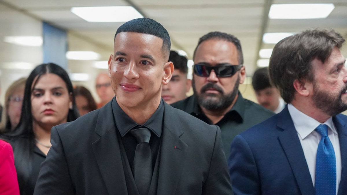 https://www.hola.com/us/horizon/landscape/b2bdcd3ccd1c-daddy-yankee-leaves-the-centro-judicial-de-puerto-rico-on-december-20-2024-in-sa.jpg?im=Resize=(1200)