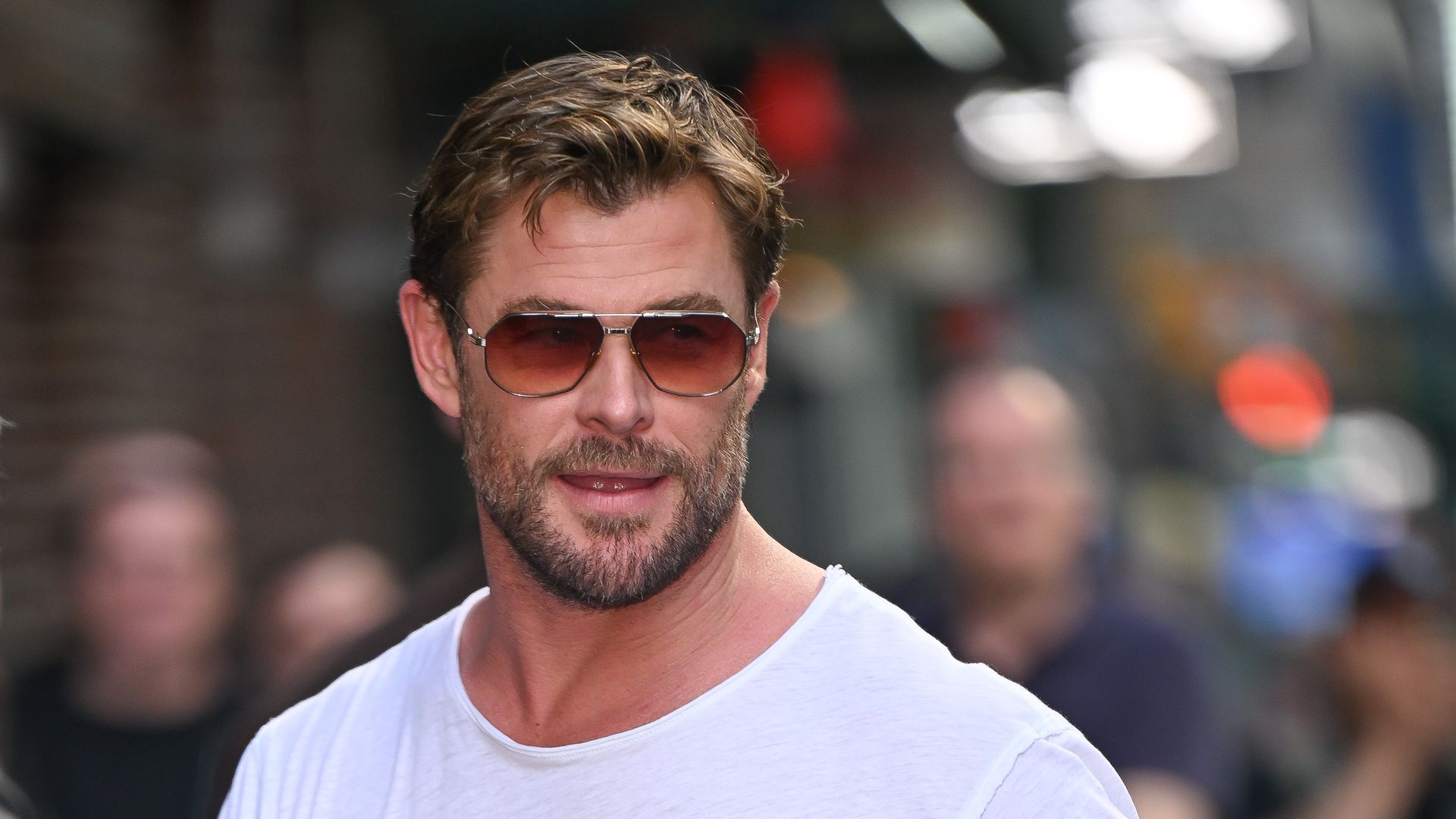 Chris Hemsworth practices his hairstylist skills on his son