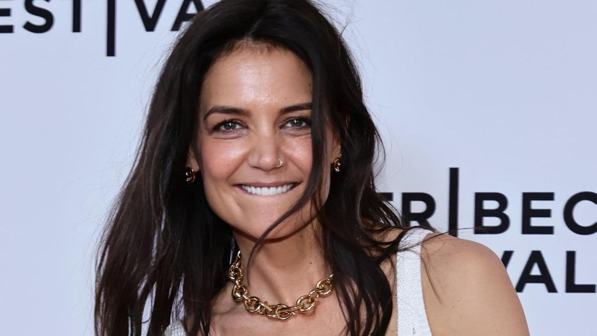 Katie Holmes rocks cropped low-rise ‘90s baggy jeans