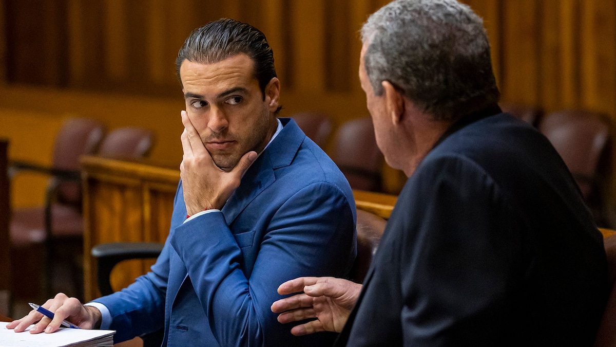 https://www.hola.com/us/horizon/landscape/b7d1668eb9b9-pablo-lyle-left-talks-to-his-attorney-bruce-lehr-during-pre-trial-motions-on-the.jpg?im=Resize=(1200)