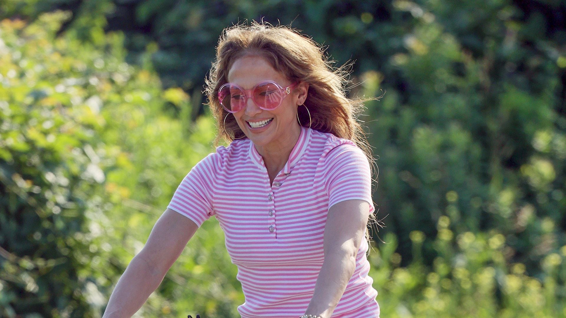 Jennifer Lopez is all smiles with her friends in The Hamptons: Subtly shuts downs divorce rumors