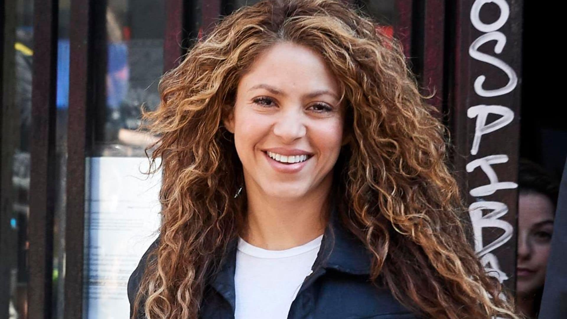 Shakira ditched her curls for straight hair