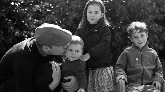 Prince William posing with his 3 children in sweet new picture