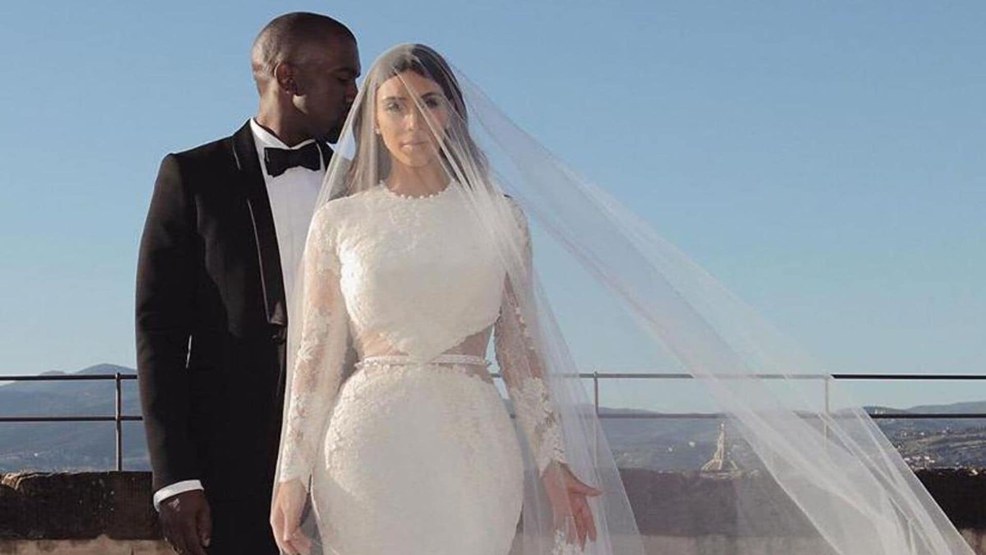 Kim Kardashian posa con su esposo, Kanye West, con su vestido de novia de alta costura de Givenchy