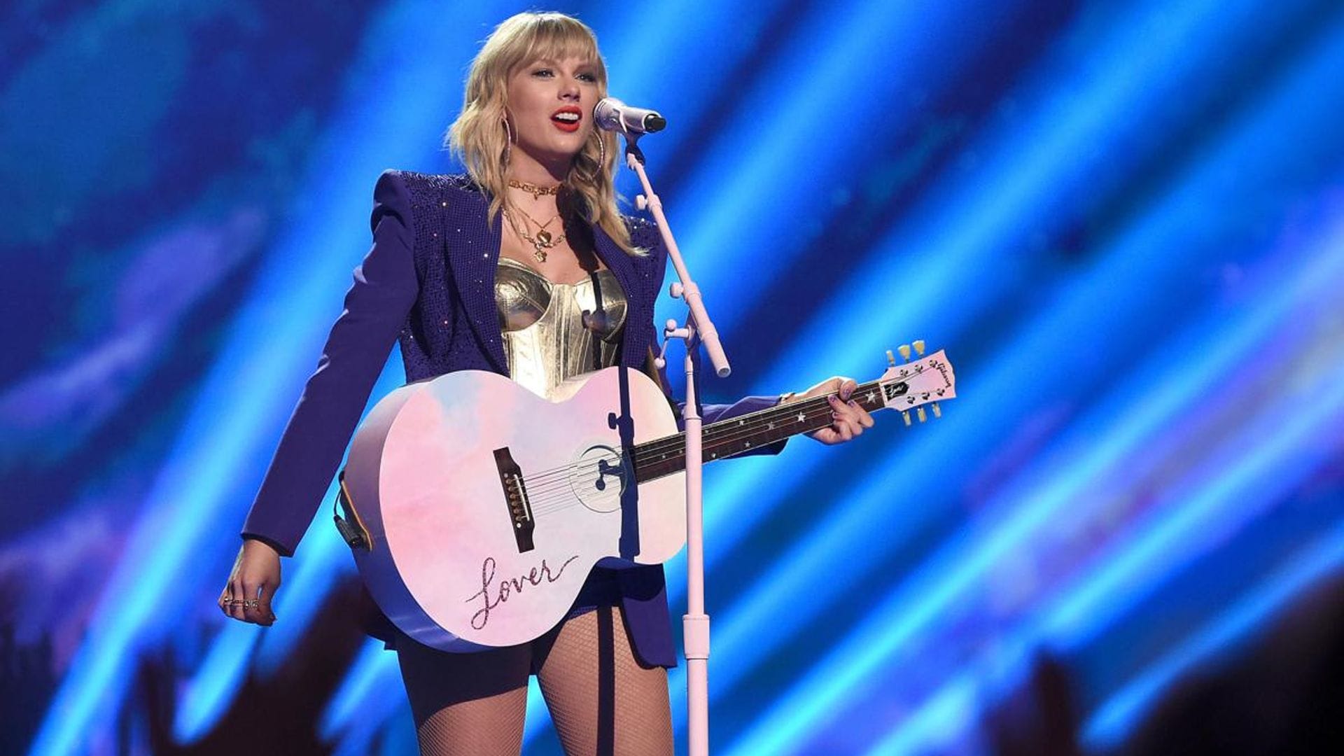 Taylor Swift donates $13,000 to two mothers who were struggling financially