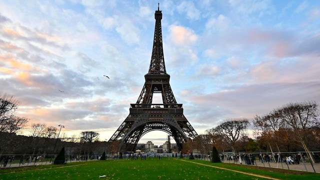 Christmas Lights Dimmed In Paris Amid The Energy Crisis