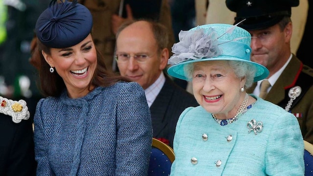 Kate Middleton and Queen Elizabeth have twinning style moment