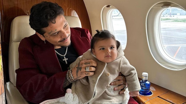 Christian Nodal con su hija Inti