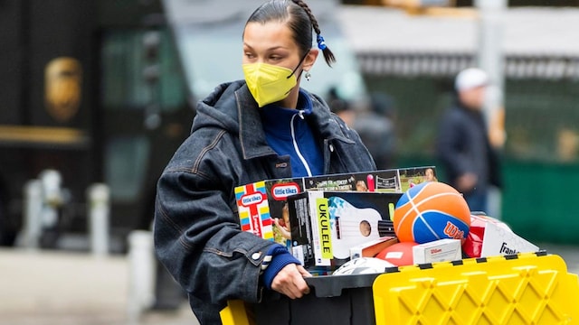 Bella Hadid collects toys in New York to deliver them to the city's underprivileged
