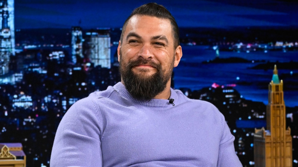 https://www.hola.com/us/horizon/landscape/c4362e8ef162-the-tonight-show-starring-jimmy-fallon-episode-1877-pictured-actor-jason-momoa-d.jpg?im=Resize=(1200)