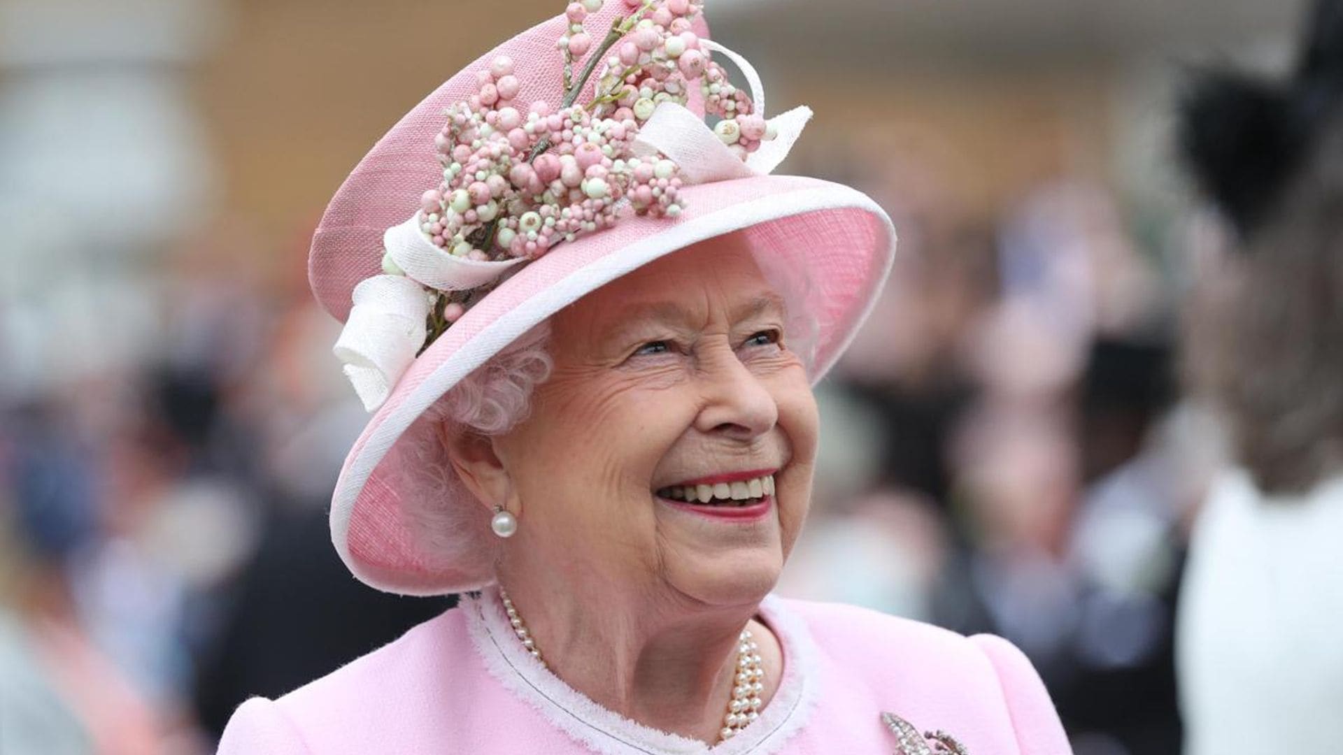 Queen Elizabeth’s official Twitter account accidentally sends out tweet: See the message