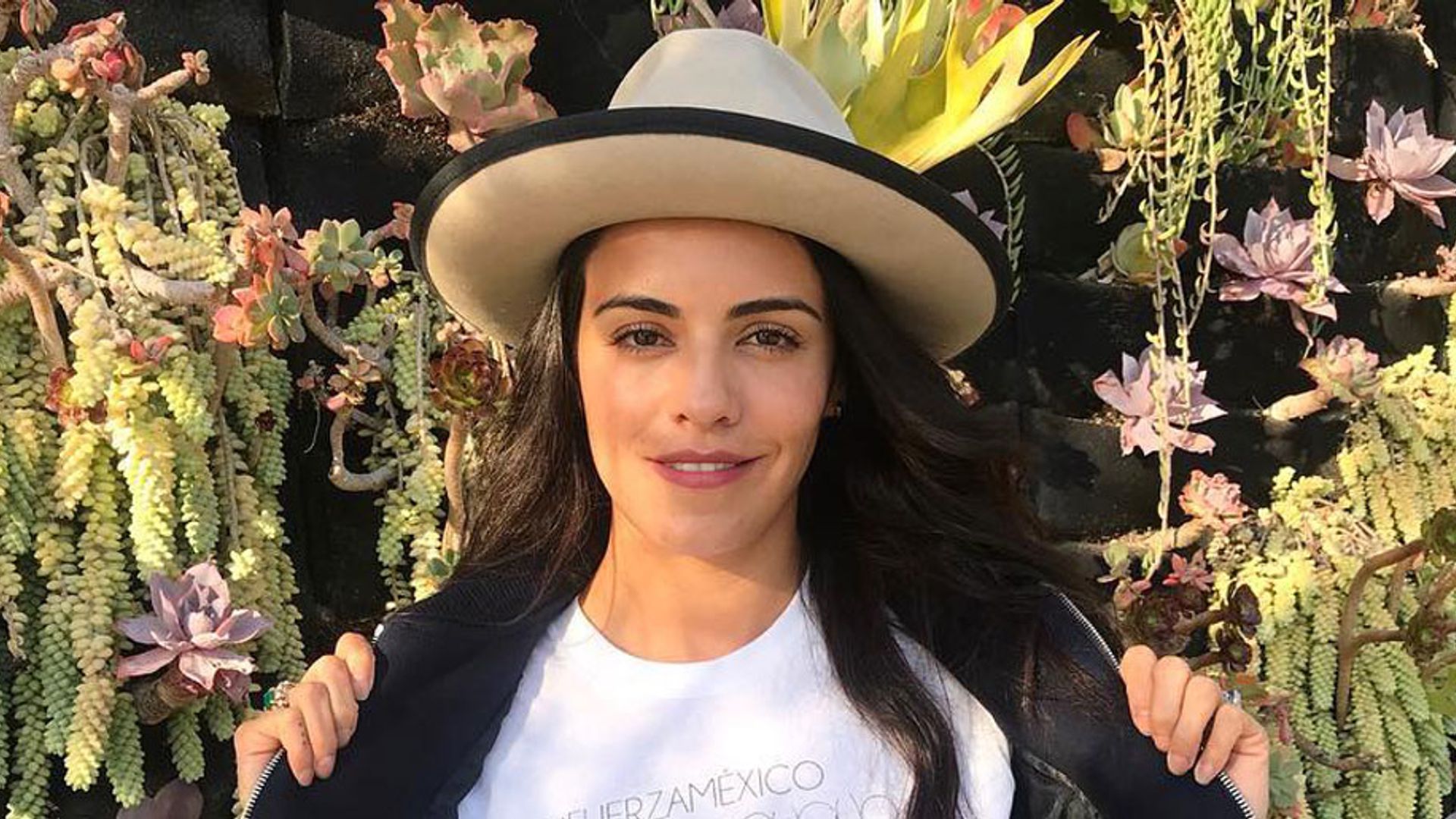 Mexican actress Olga Segura on signing for an important message with 'Querida Familia Latina' letter