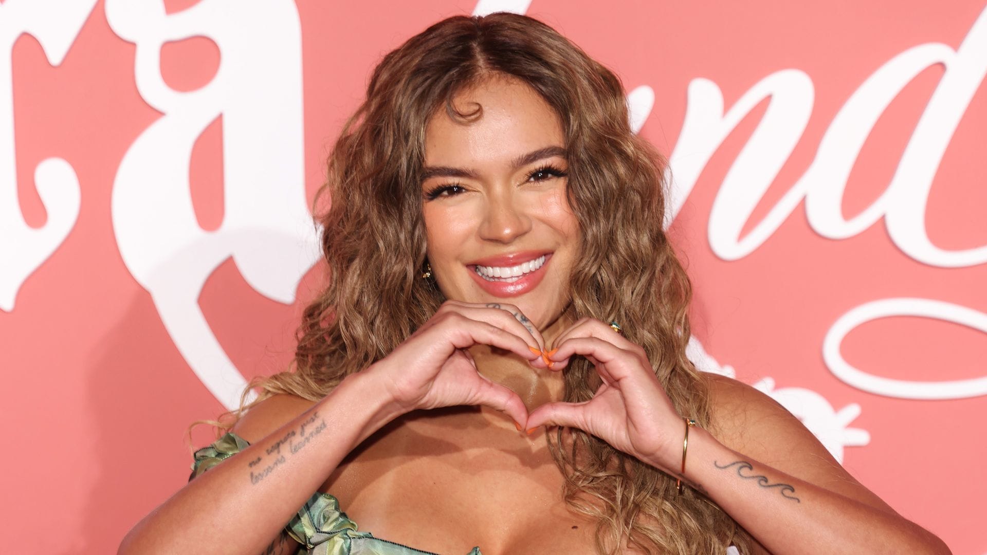 Karol G sorprende con cambio de ‘look’ y un original vestido 'vintage'