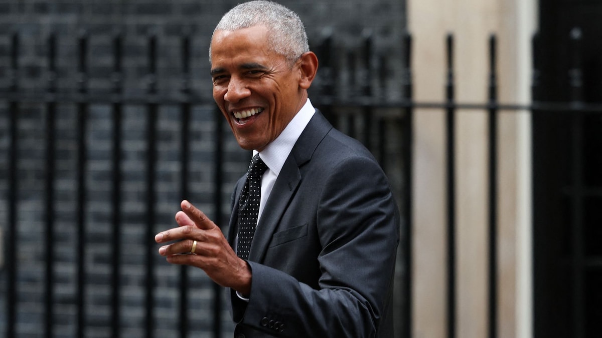 https://www.hola.com/us/horizon/landscape/ccbabcfdba48-former-us-president-barack-obama-reacts-as-he-leaves-10-downing-street-in-centra.jpg?im=Resize=(1200)