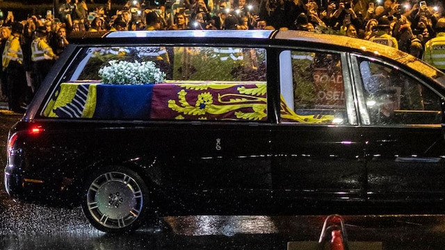 Queen Elizabeth's coffin arrives at Buckingham Palace