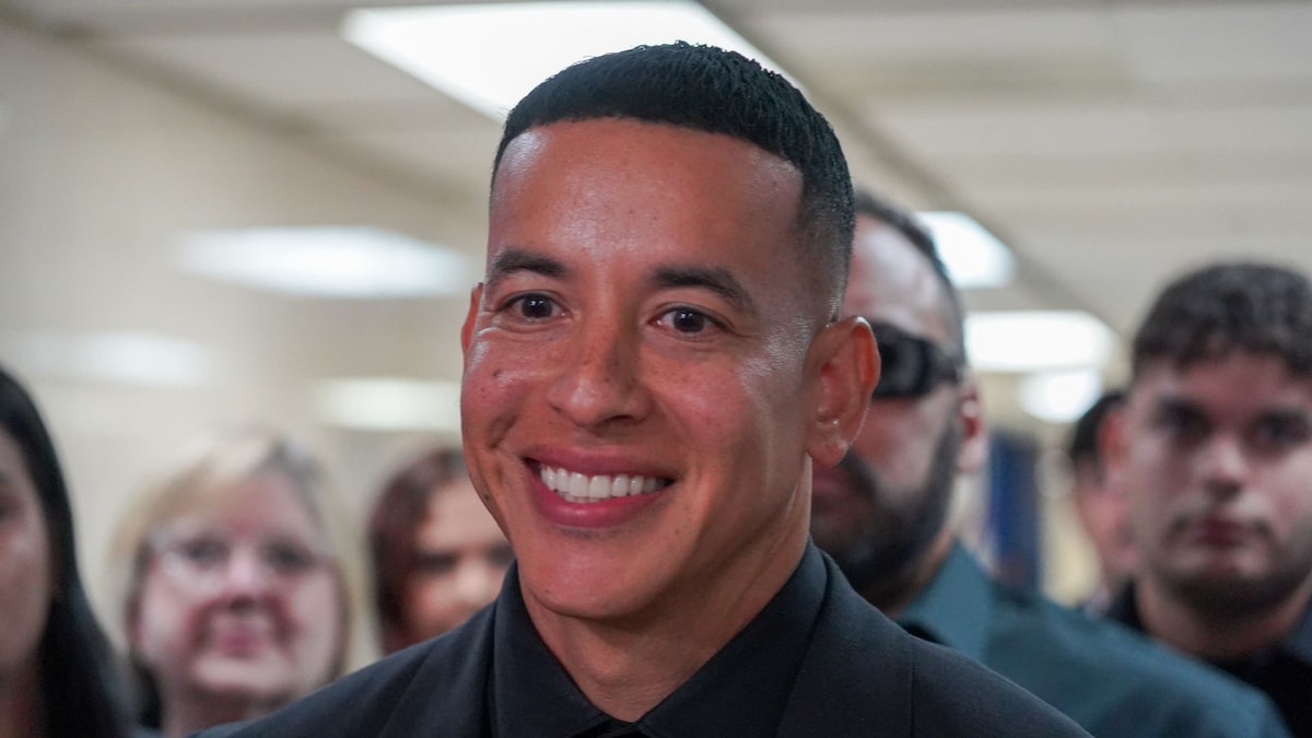 https://www.hola.com/us/horizon/landscape/cf8c8ad44427-daddy-yankee-speaks-with-members-of-the-media-as-he-leaves-the-centro-judicial-d.jpg?im=Resize=(1200)