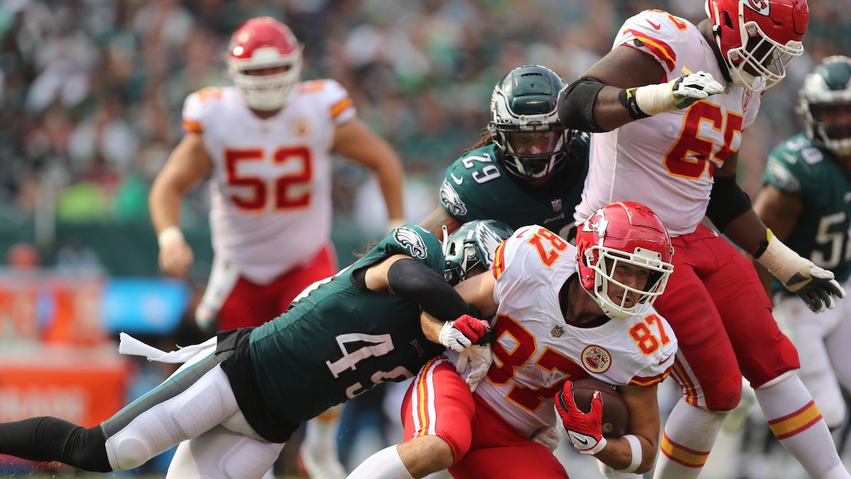 https://www.hola.com/us/horizon/landscape/d04854580af3-philadelphia-pa-travis-kelce-of-the-kansas-city-chiefs-is-tackled-by-alex-single.jpg?im=Resize=(1200)