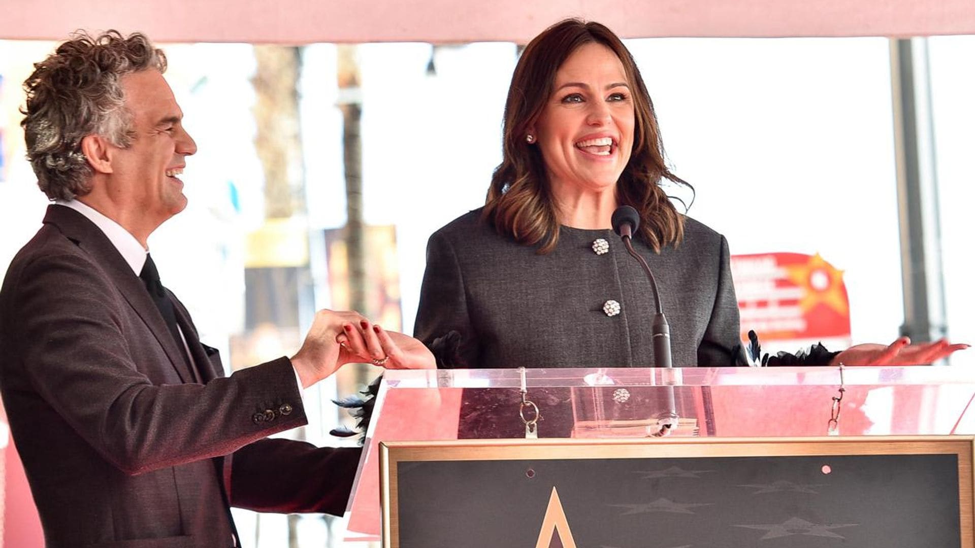 Jennifer Garner breaks her reading glasses seconds before honoring Mark Ruffalo at His Walk of Fame Ceremony