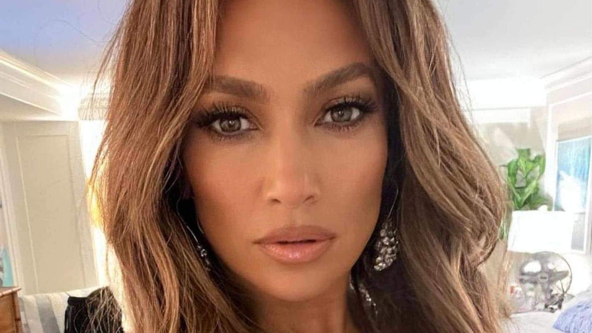 Jennifer Lopez looks stunning even after sleeping in yesterday’s makeup and here’s a photo to prove it