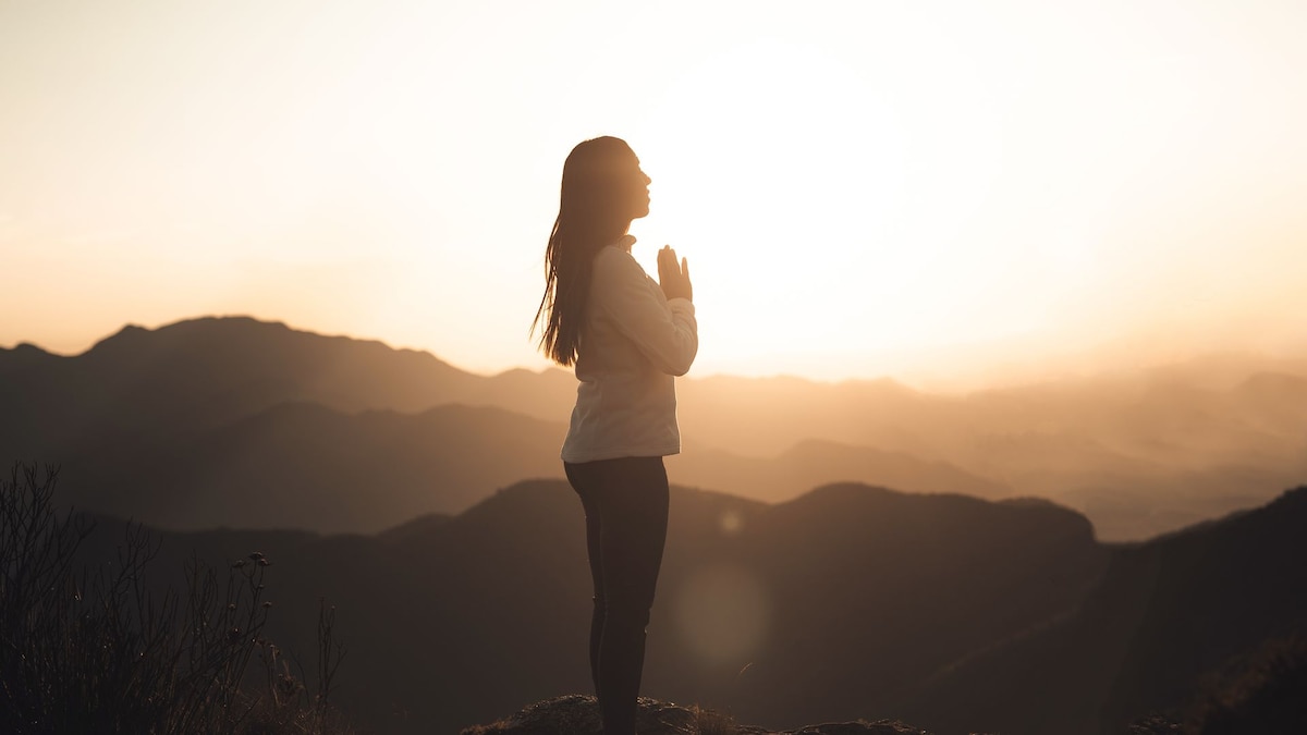 https://www.hola.com/us/horizon/landscape/d500e3df8e71-woman-meditating-at-sunset-in-the-mountains.jpg?im=Resize=(1200)