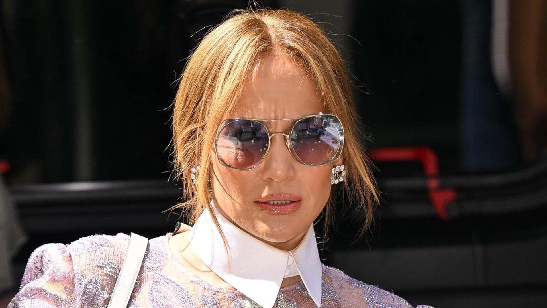 Jennifer Lopez is debuting a hairstyle right before the holidays