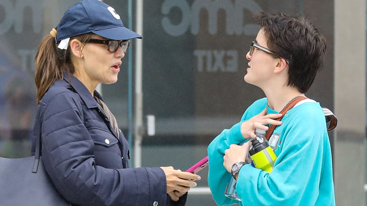 Jennifer Garner takes her kids Fin and Samuel to watch 'Wicked' with their friends