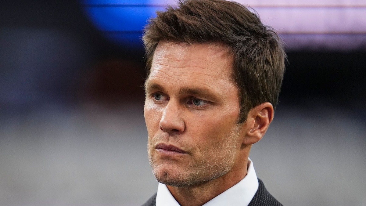 https://www.hola.com/us/horizon/landscape/d73e5fca5291-arlington-tx-tom-brady-looks-on-prior-to-an-nfl-football-game-between-the-baltim.jpg?im=Resize=(1200)