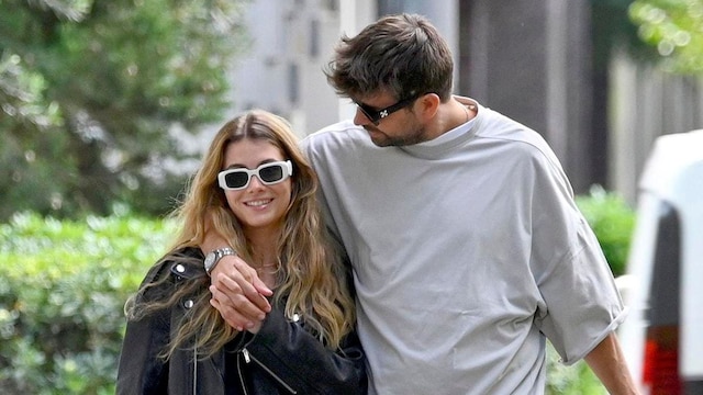 Pique reappears alongside Clara Chia