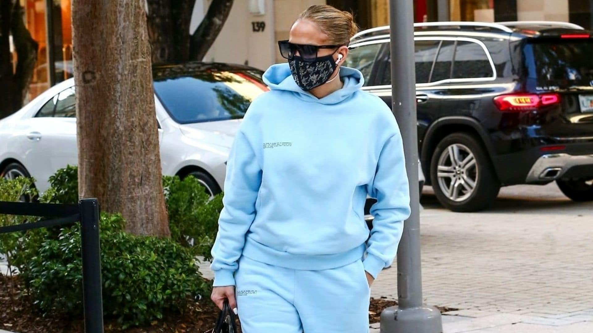 Jennifer Lopez went shopping with her twins but without her engagement ring