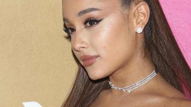 Ariana Grande with flawless makeup and false eyelashes at the Billboard Music Awards