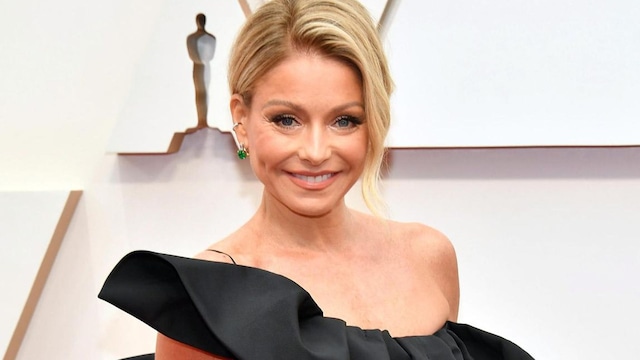 Kelly Ripa recreates family vacation photo from 17 years ago